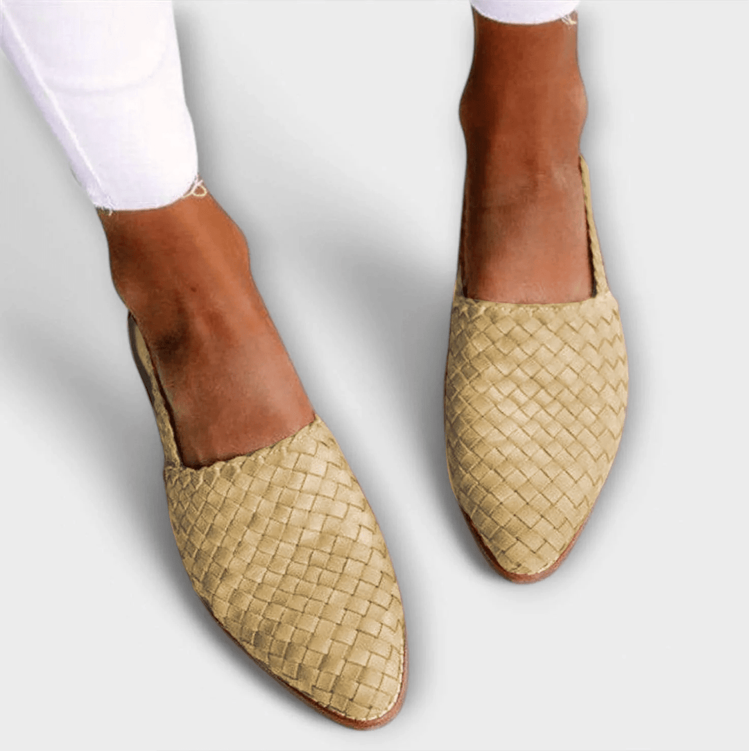 Vista laterale mocassini donna neri con tacco aperto. Calzature intrecciate per outfit estivi casual.