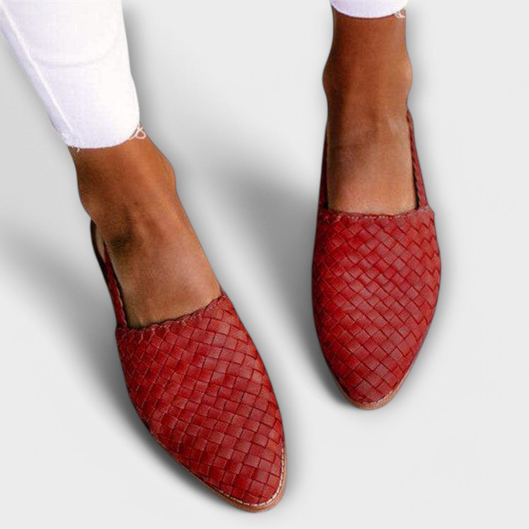 Dettaglio mocassini donna in pelle intrecciata, tacco aperto. Stile casual chic ideale per l'estate.
