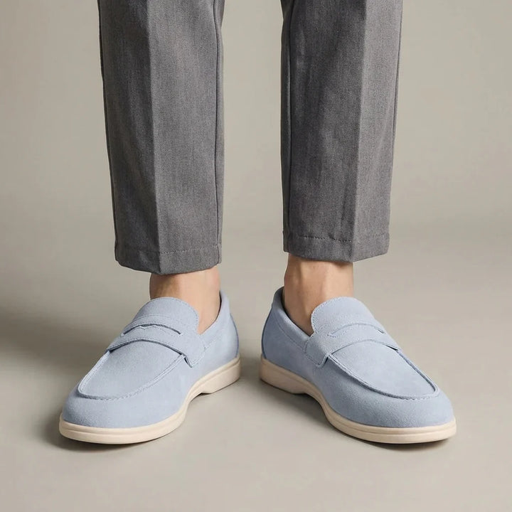 Mocassini classici uomo slip-on con suola a contrasto, stile elegante e comfort quotidiano.