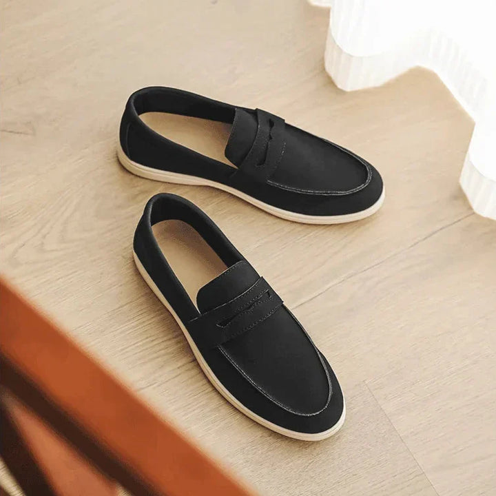 Mocassini uomo di qualità, calzature slip-on classiche. Dettagli artigianali con suola a contrasto per comfort.