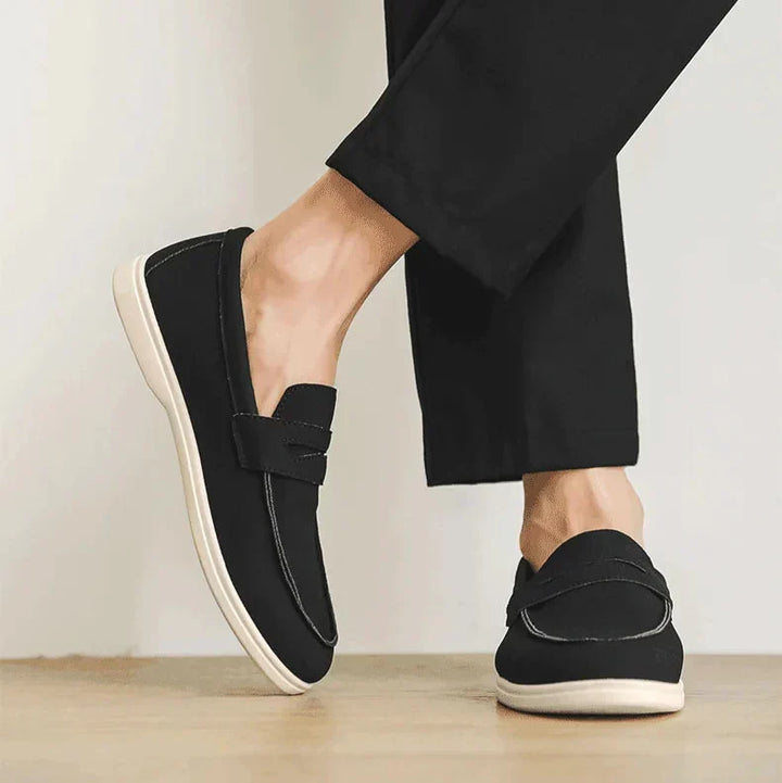 Mocassini uomo versatili, adatti a stile casual ed elegante. Calzature slip-on con suola a contrasto per comfort.