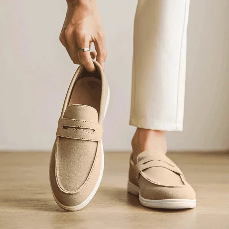 Calzature slip-on uomo classiche, facili da indossare. Mocassini eleganti con suola a contrasto per ogni giorno.