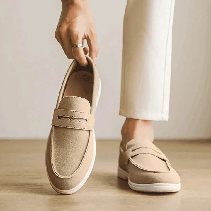 Calzature slip-on uomo classiche, facili da indossare. Mocassini eleganti con suola a contrasto per ogni giorno.