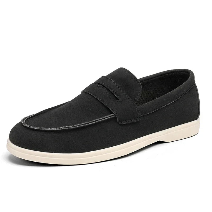 Mocassini uomo classici con suola a contrasto, perfetti per look primaverili. Calzature slip-on eleganti e comode.