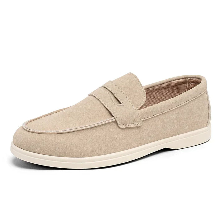 Nuovi mocassini uomo classici. Calzature slip-on con suola a contrasto, must-have per comfort e stile estivo.