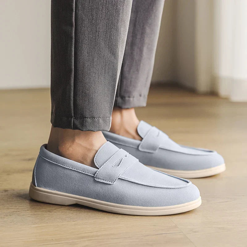 Mocassini uomo classici per un look raffinato. Calzature slip-on con suola a contrasto, perfetti per ogni occasione.