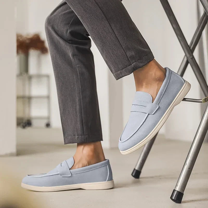Mocassini eleganti da uomo con suola a contrasto. Calzature slip-on, un tocco di stile casual alla moda maschile.