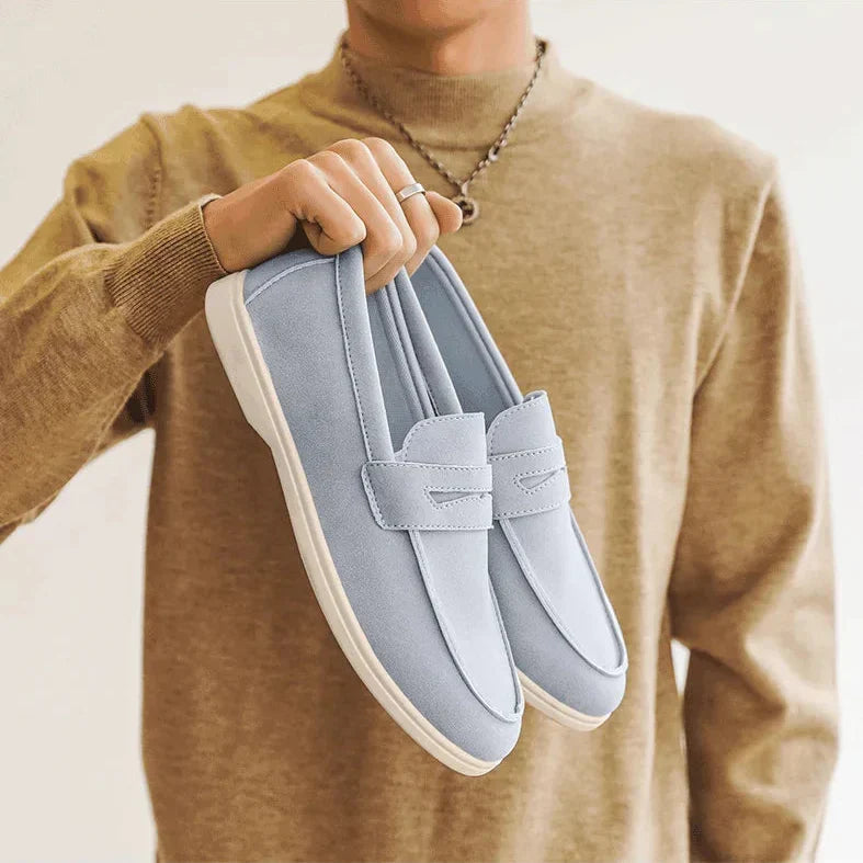 Mocassini uomo comodi slip-on, comfort quotidiano. Scarpe classiche con suola a contrasto, ideali per primavera.