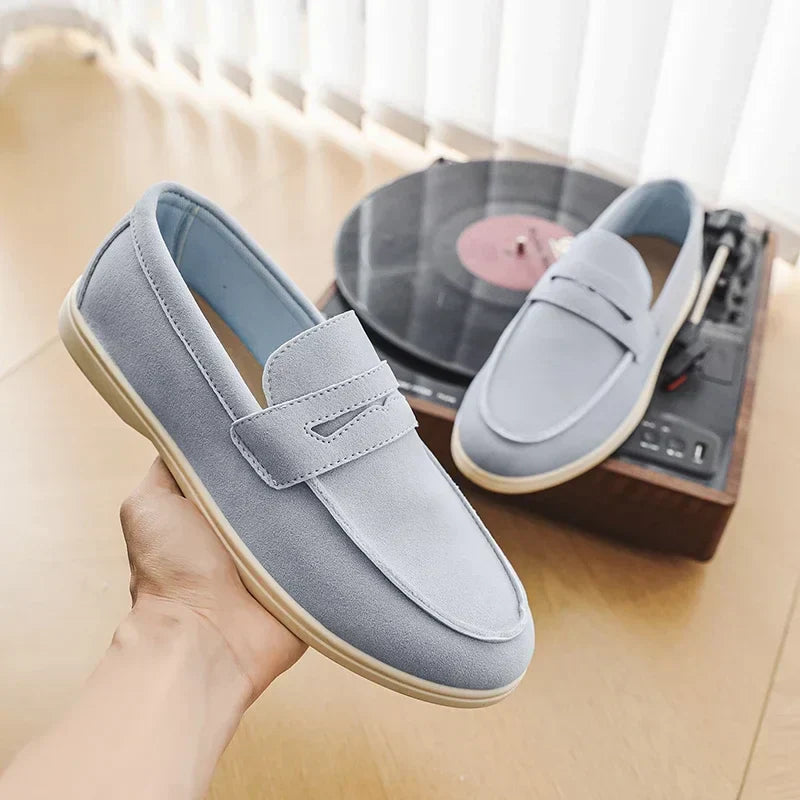Mocassini estivi uomo classici, perfetti per primavera. Calzature slip-on con suola a contrasto per la moda maschile.