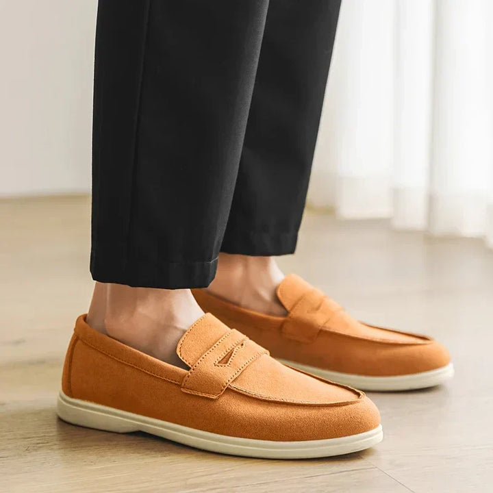 Dettaglio mocassini uomo classici. Texture pelle con suola a contrasto. Calzature slip-on eleganti e raffinate.