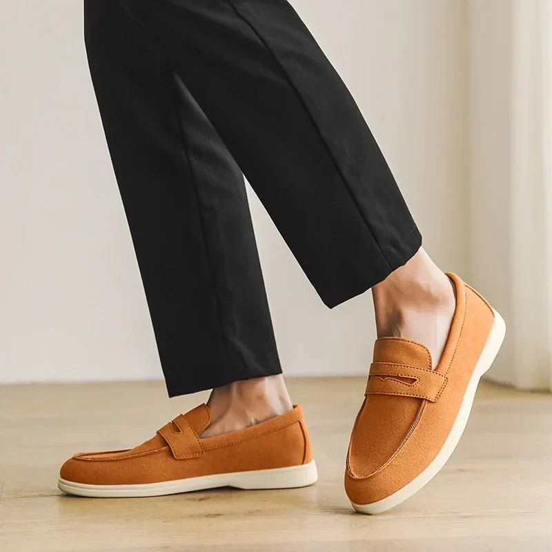 Mocassini uomo slip-on indossati, stile casual ed elegante. Comfort quotidiano con suola a contrasto, moda maschile.