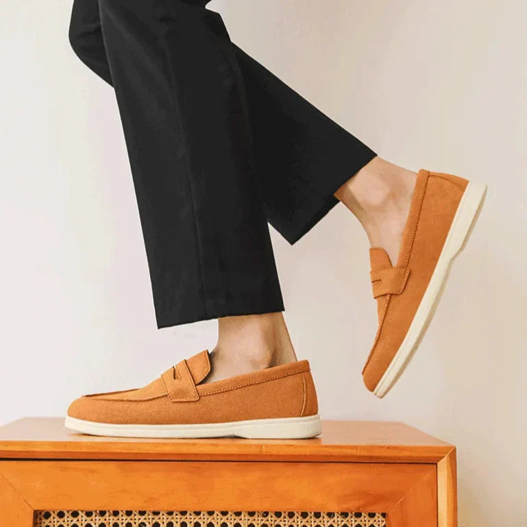 Vista laterale mocassini classici uomo. Suola a contrasto in evidenza. Calzature slip-on per stile casual ed elegante.