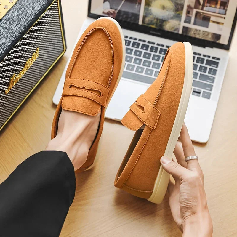 Coppia di mocassini uomo classici. Suola a contrasto per un look casual ed elegante. Calzature slip-on di tendenza.