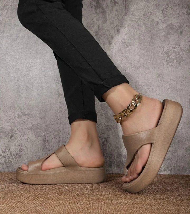 Sandali donna moda estiva: zeppa, plateau e plantare massaggiante per un comfort chic e duraturo.