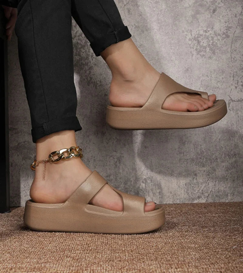 Dettaglio plantare trapuntato e massaggiante su sandali donna con zeppa e plateau, comfort assicurato.
