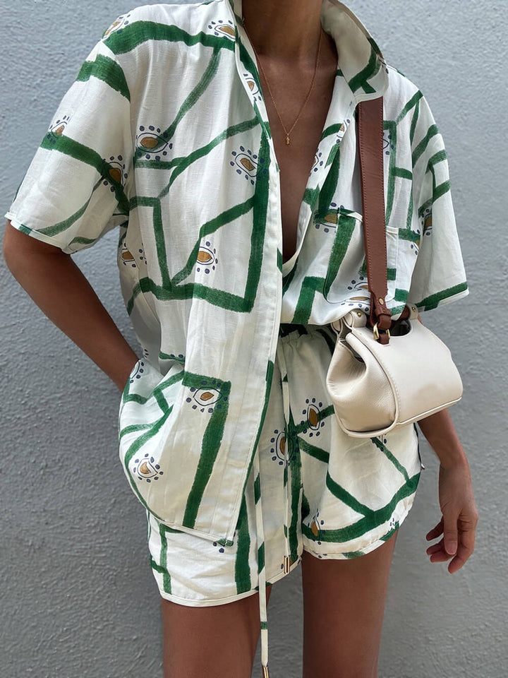 Eleganza rilassata: set donna camicia oversize e shorts a stampa geometrica per vacanze.
