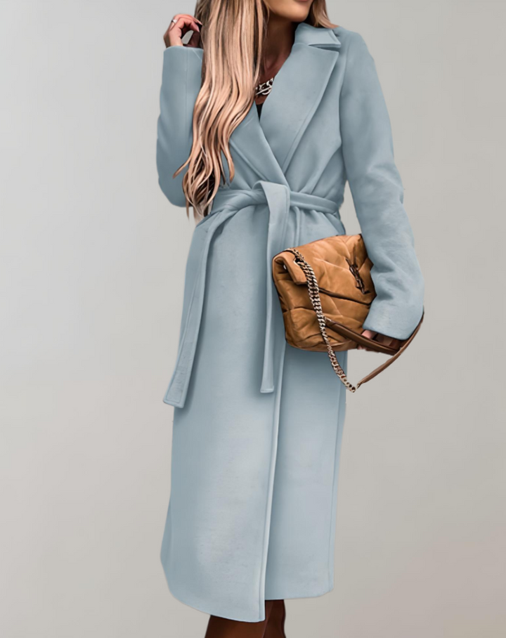 Outerwear donna nero, cappotto lungo invernale con cintura regolabile per uno stile raffinato.