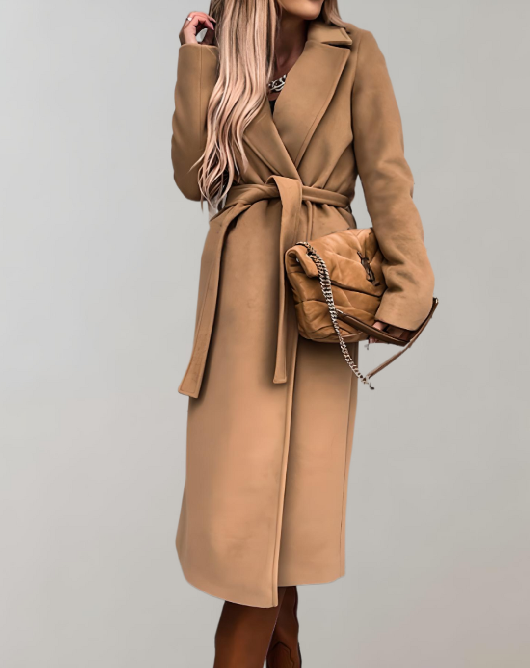 Cappotto lungo bianco da donna con cintura, un capo must-have per l'eleganza femminile.