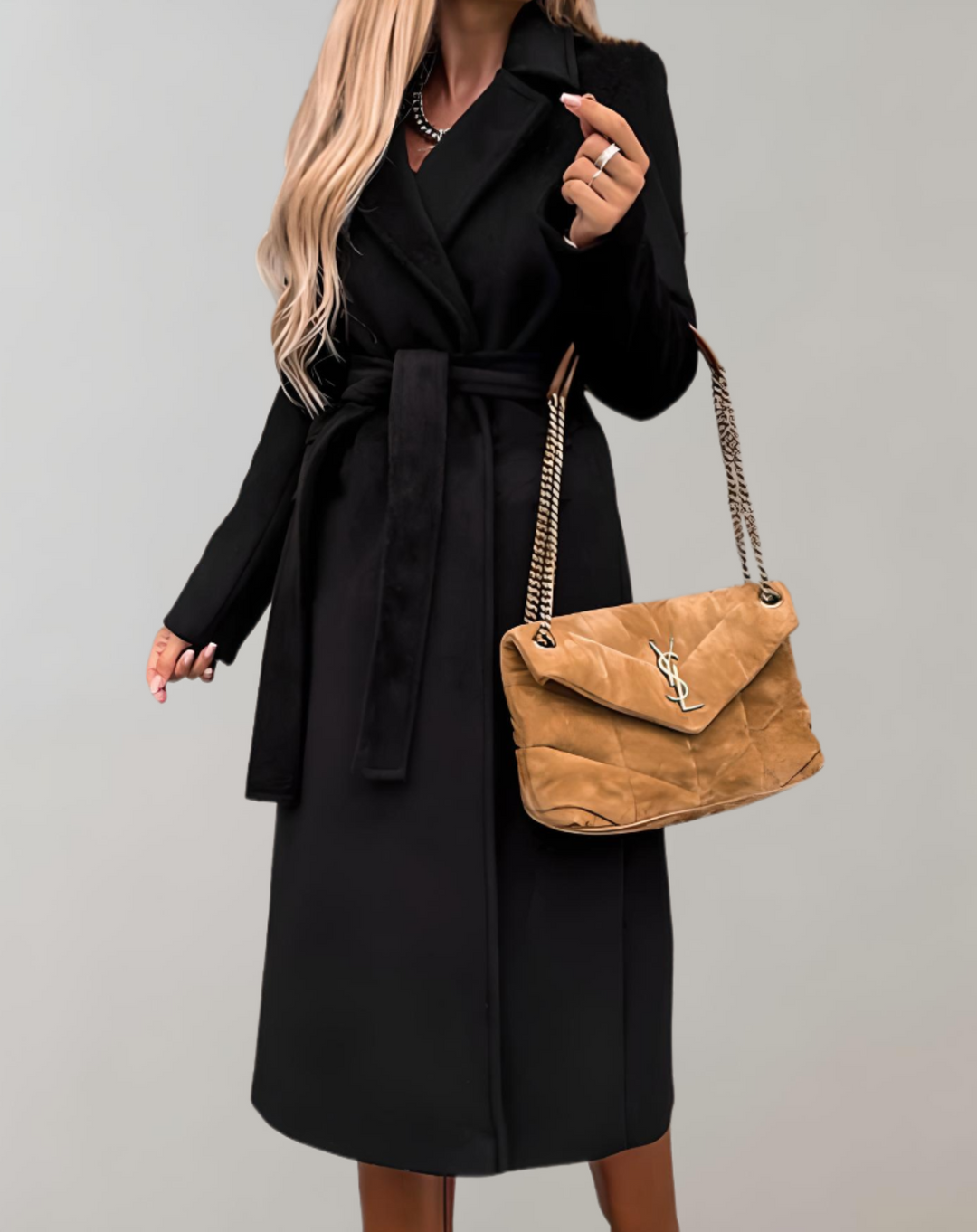 Lussuoso cappotto beige da donna con cintura, taglio lungo e confortevole per ogni occasione.
