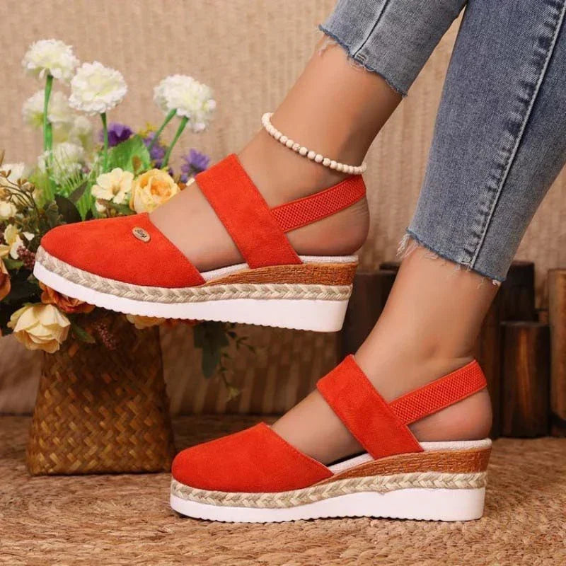Calzature donna estive: sandali ortopedici con plateau, ideali per passeggiate e comfort quotidiano.