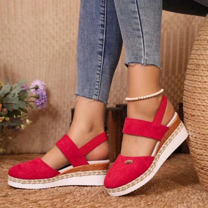 Sandali ortopedici donna estivi con plateau, offrono comfort e supporto leggero per calzature quotidiane.