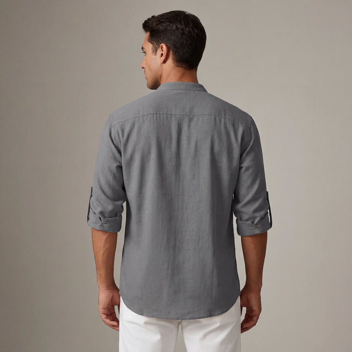 Dettaglio camicia uomo collo coreano, tessuto leggero e traspirante. Maniche arrotolabili per look versatile.