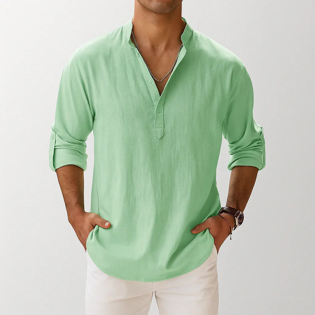 Outfit uomo: camicia leggera con collo coreano e maniche arrotolabili, per uno stile estivo e smart casual.