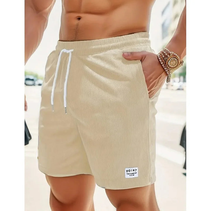 Dettaglio coulisse su shorts uomo casual in tessuto leggero e traspirante. Comfort estivo assicurato.