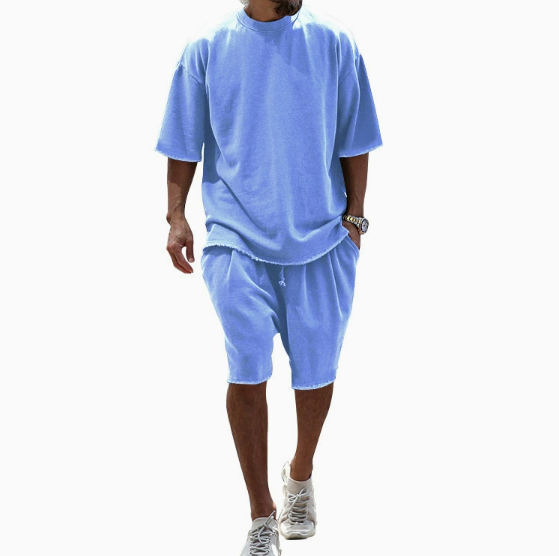 Completo estivo da uomo per vacanze, leggero e comodo, con un look casual e moderno per l'estate.