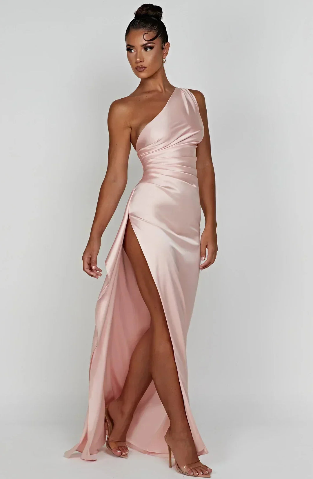 Abito elegante donna in raso con spacco, design maxi asimmetrico, perfetto per serate e occasioni speciali.