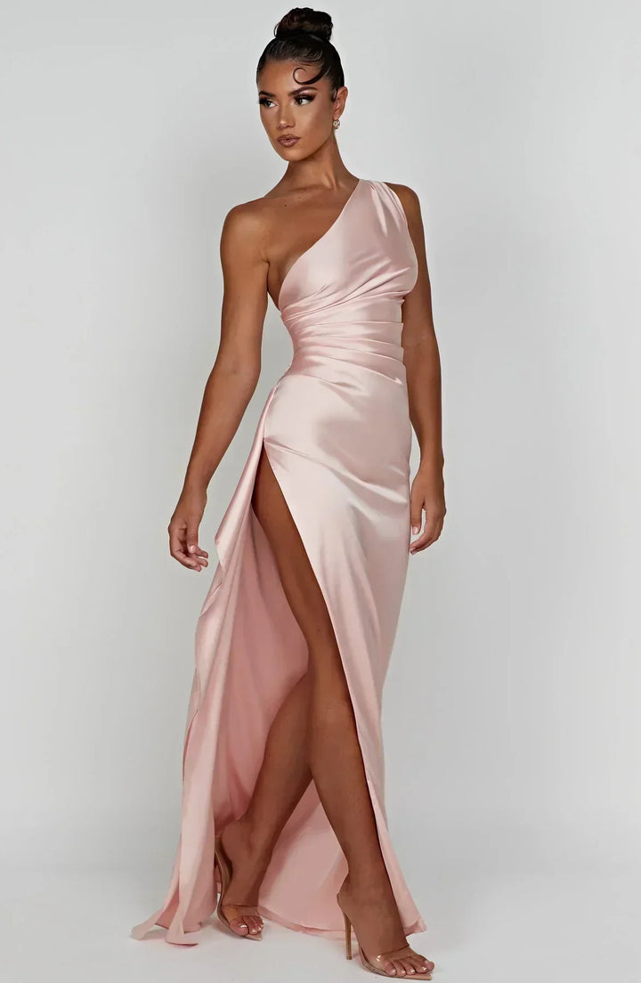 Abito elegante donna in raso con spacco, design maxi asimmetrico, perfetto per serate e occasioni speciali.