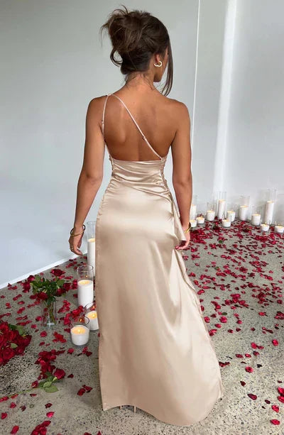 Vestito lungo elegante monospalla donna, ideale per un look estivo formale.