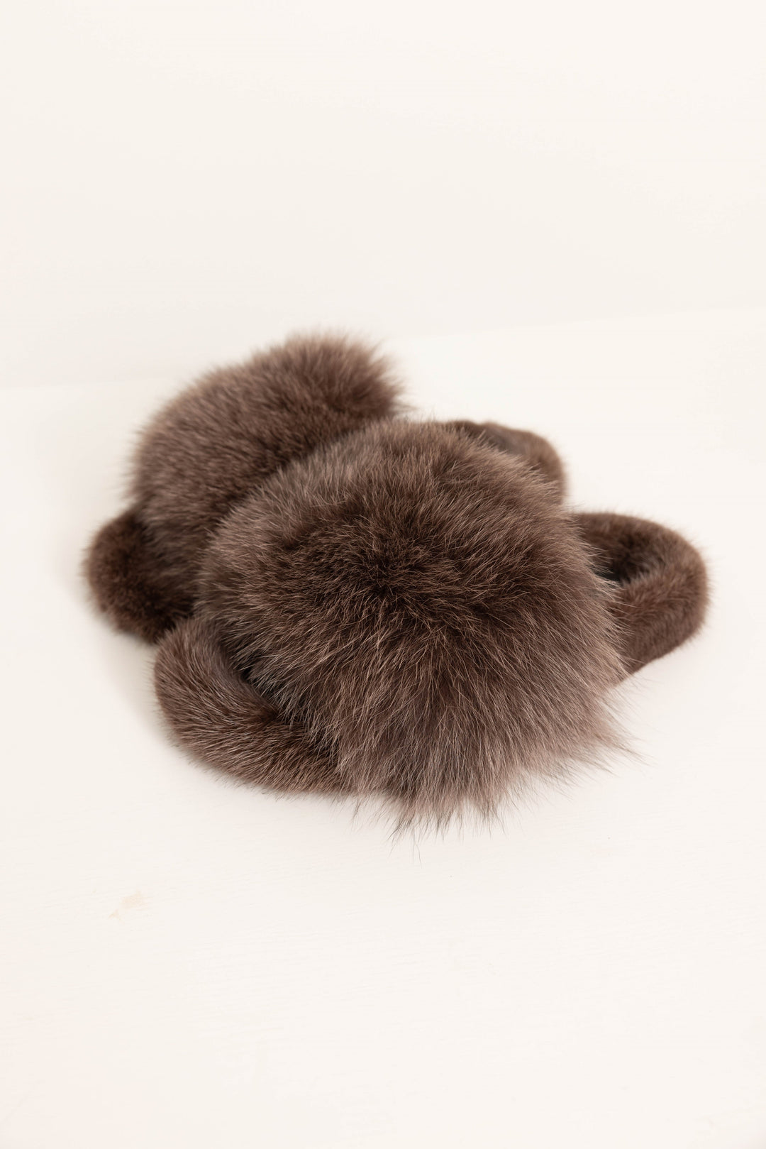 Pantofole donna marroni in vera pelliccia di volpe e visone, lussuose e confortevoli per l'inverno a casa.