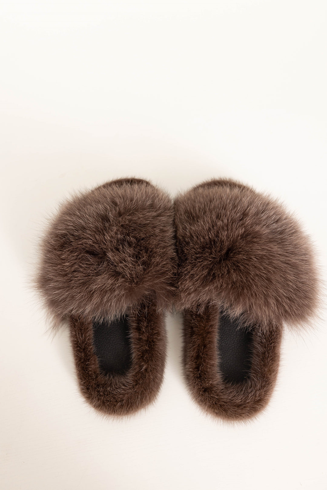 Eleganti pantofole da donna in morbida pelliccia di volpe e visone marrone cioccolato, perfette per il relax.