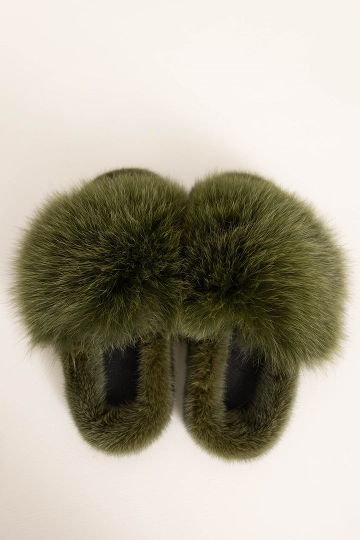Pantofole donna ultra comode con soffice pelliccia mimetica di lusso. Calzature da casa alla moda.