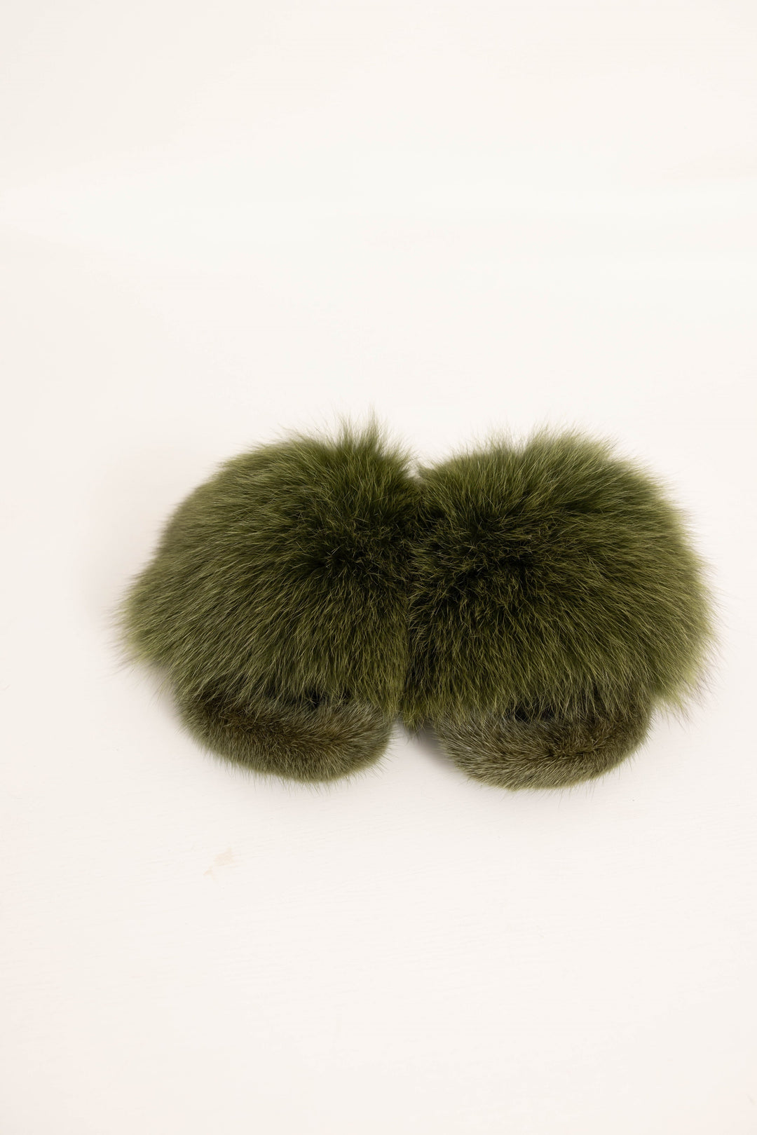 Eleganti pantofole da donna in pelliccia mimetica per un comfort lussuoso e piedi caldi a casa.