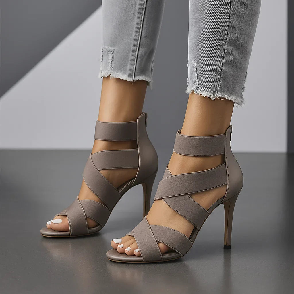 Décolleté donna eleganti con tacco a spillo e sensuali fasce incrociate. Calzature alla moda con zip.
