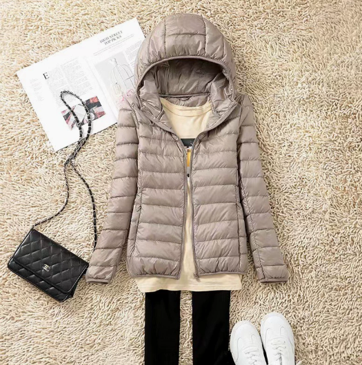 Piumino ultraleggero donna, elegante e confortevole, ideale per la moda invernale. Giacca casual e versatile.