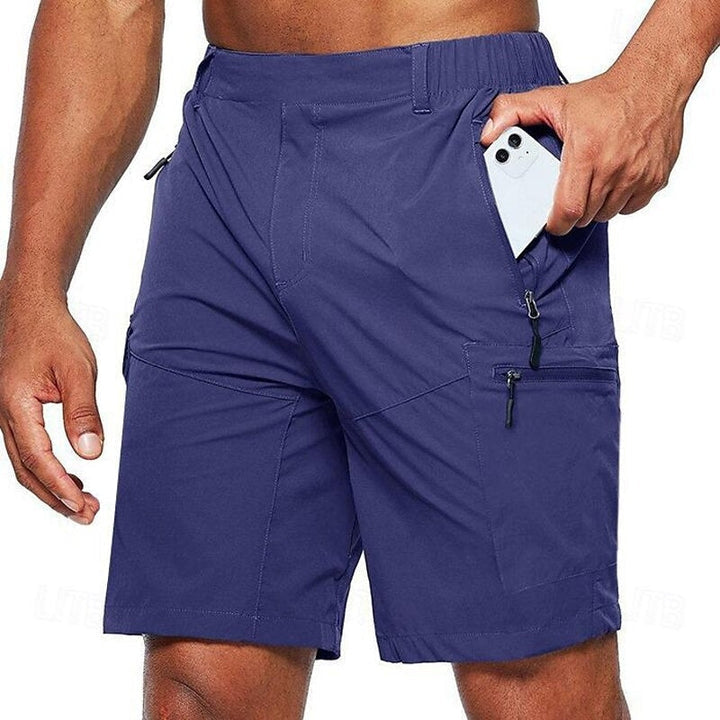 Bermuda uomo sportivi elasticizzati, ideali per allenamento estivo. Con comoda tasca laterale per cellulare.