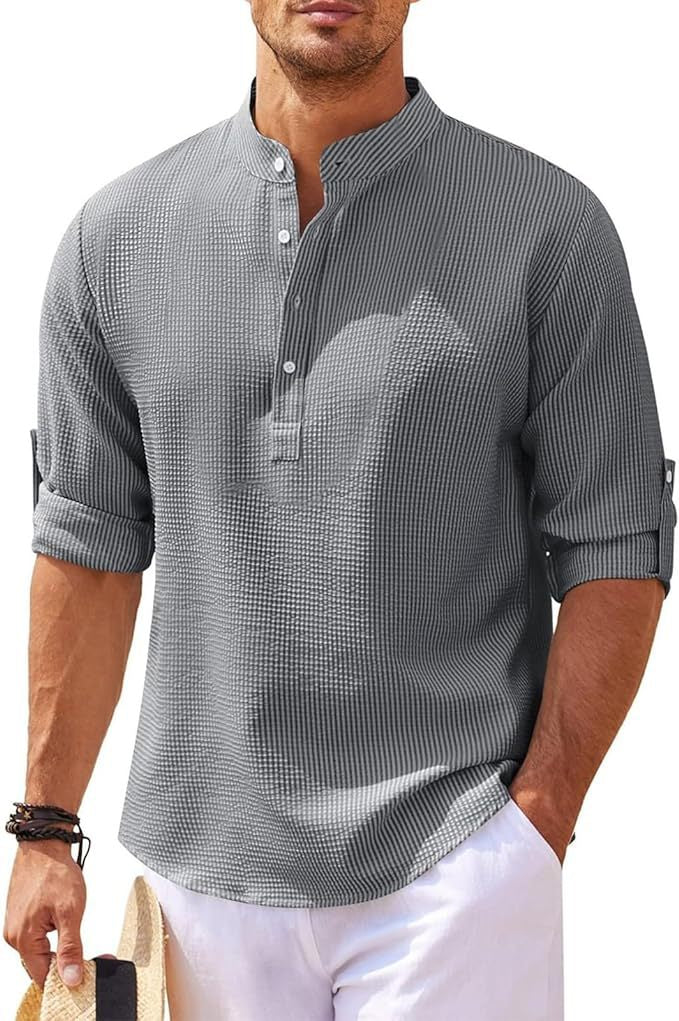 Camicia uomo bianca con collo coreano e maniche lunghe. Vestibilità comoda, abbottonatura visibile, stile casual-elegante.