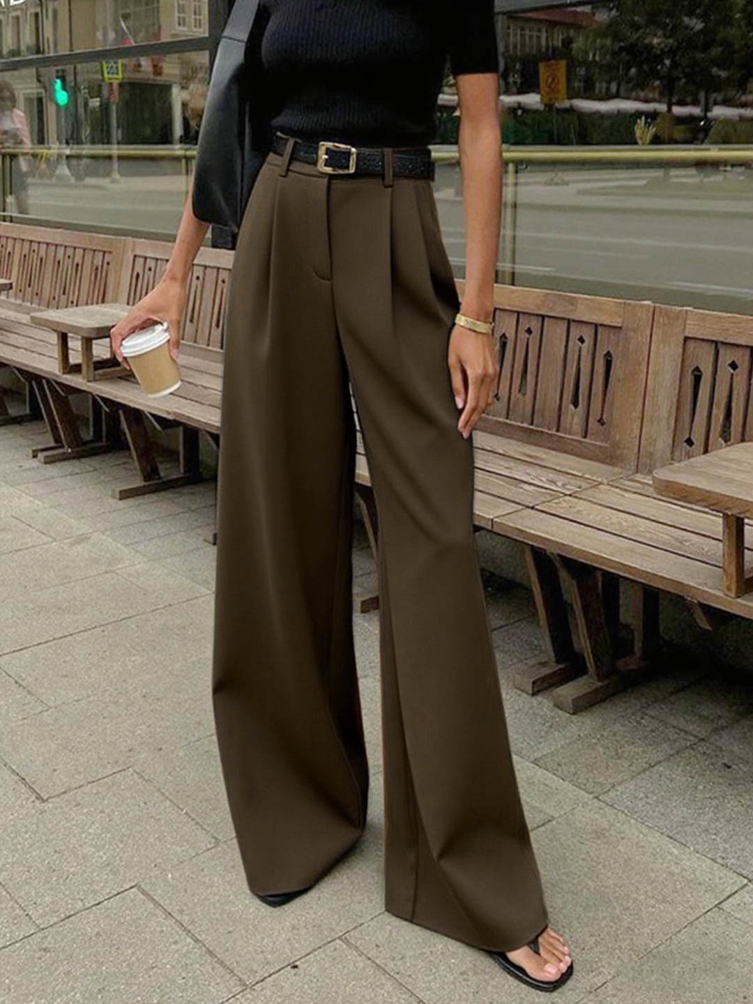 Outfit da ufficio: pantaloni palazzo donna neri, vita alta, gamba larga, professionali ed eleganti.