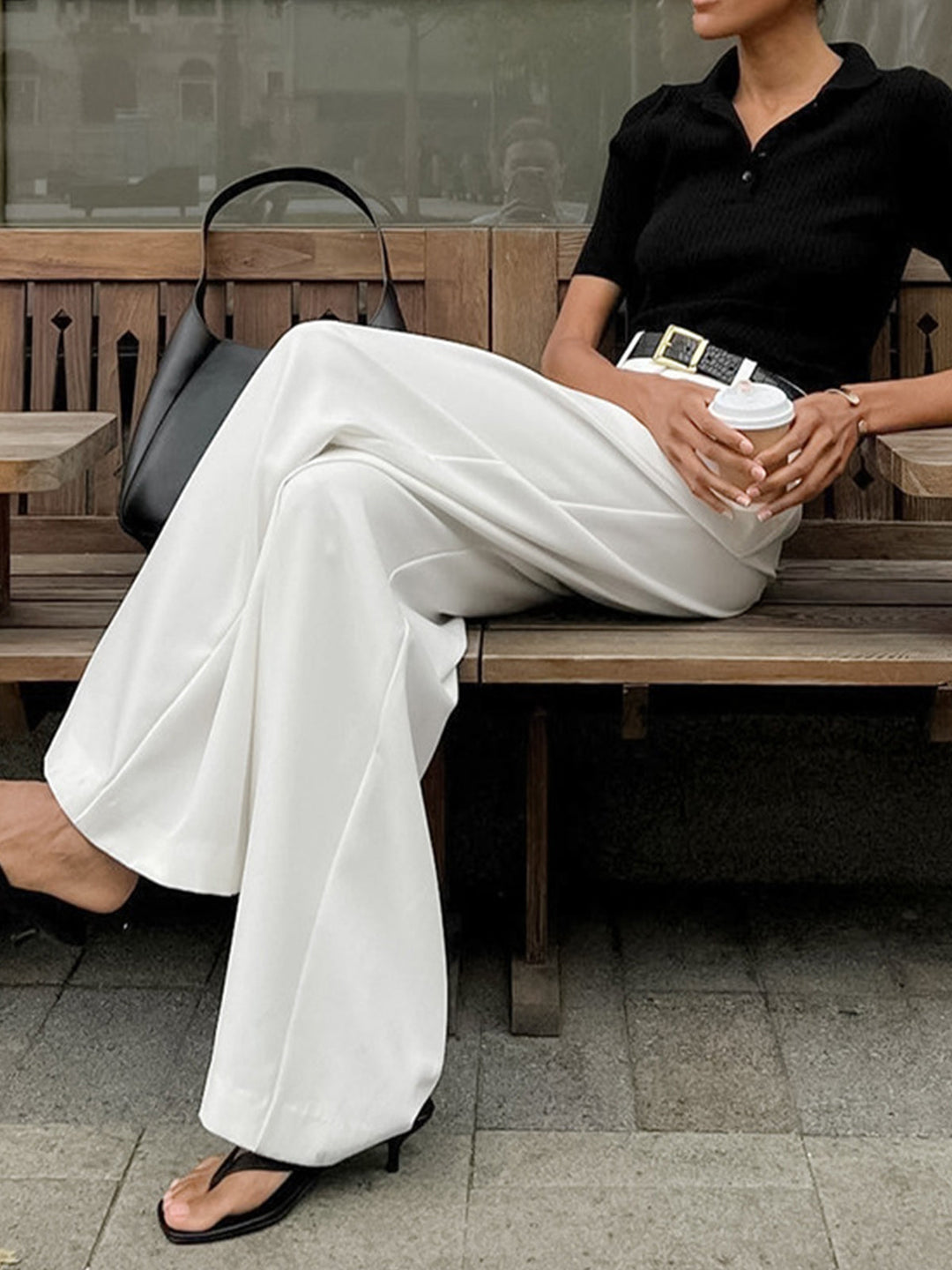 Moda donna: pantaloni palazzo verdi a vita alta, gamba larga, comodi ed eleganti.