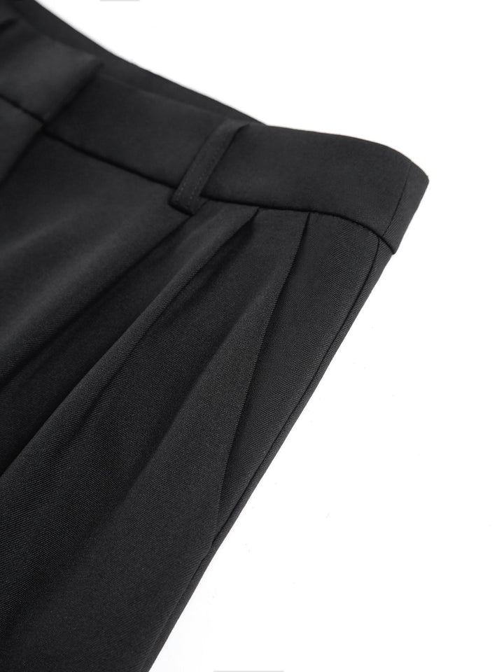 Dettaglio pantaloni palazzo donna vita alta, gamba ampia, tessuto fluido ed elegante.