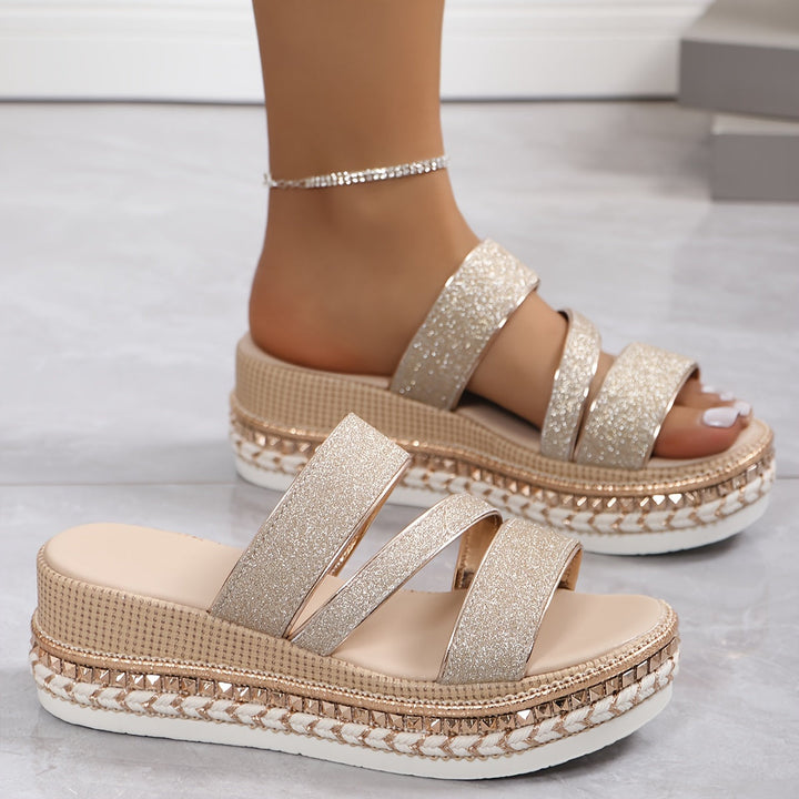 Calzature estive donna moda: sandali con plateau scintillante, fasce incrociate per un look chic e confortevole.
