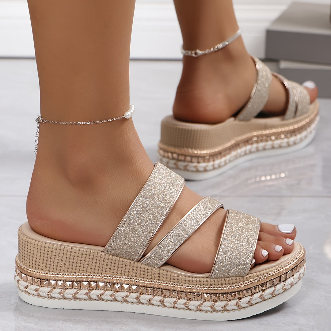 Sandali crema con plateau e glitter, dotati di fasce incrociate. Scarpe estive donna eleganti e comode.