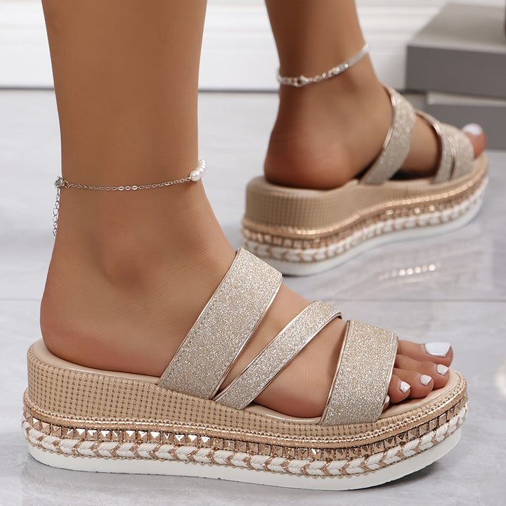 Sandali crema con plateau e glitter, dotati di fasce incrociate. Scarpe estive donna eleganti e comode.