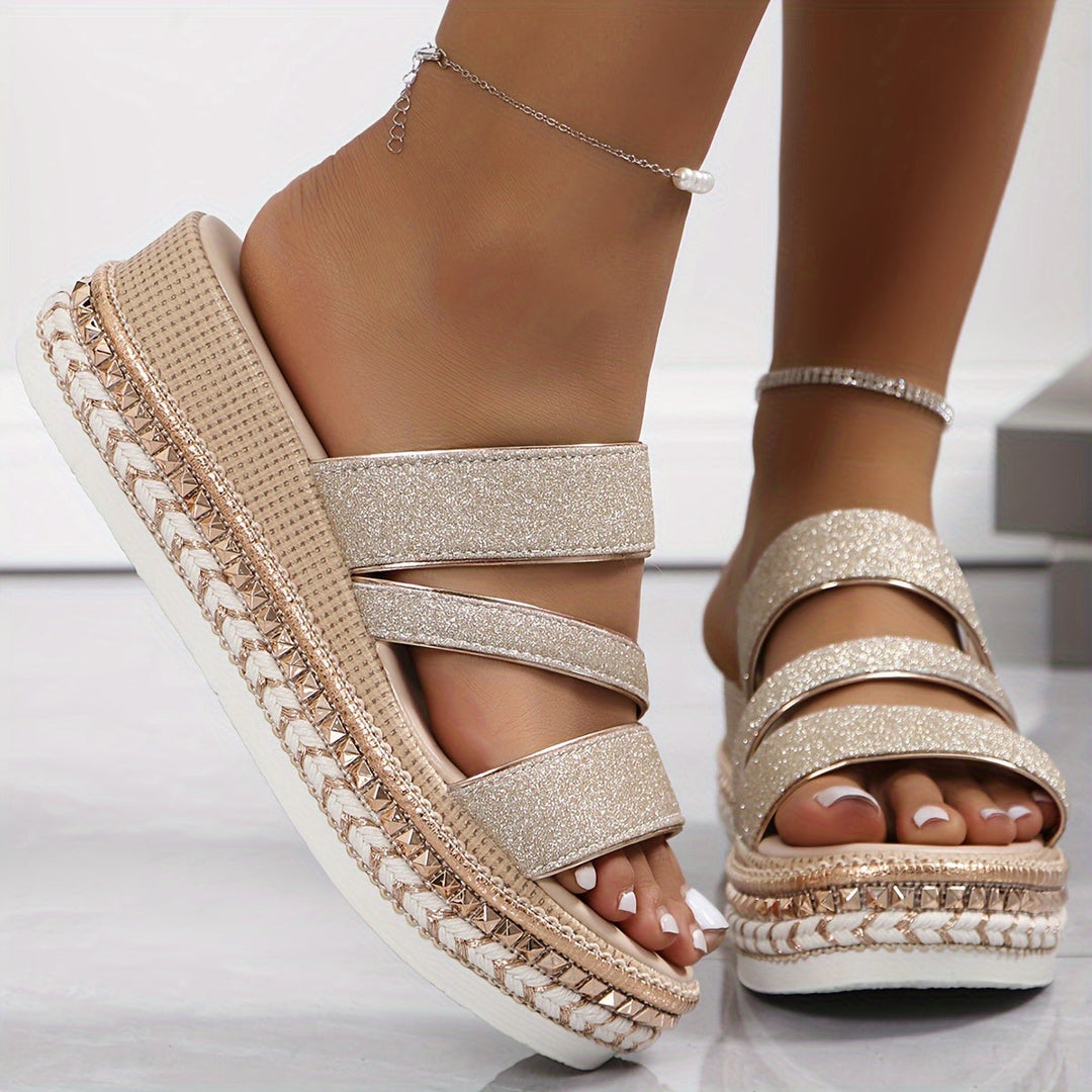 Plateau scintillante per questi sandali donna con fasce incrociate. Comfort e stile per la moda estiva.