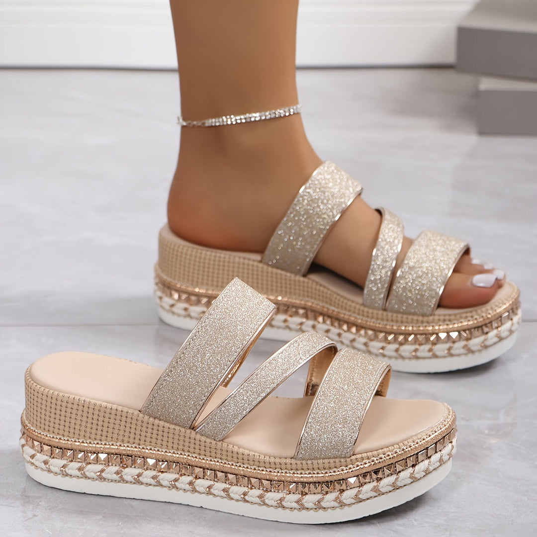 Sandali donna con plateau glitter, fasce incrociate e design comodo. Ideali per serate estive eleganti.