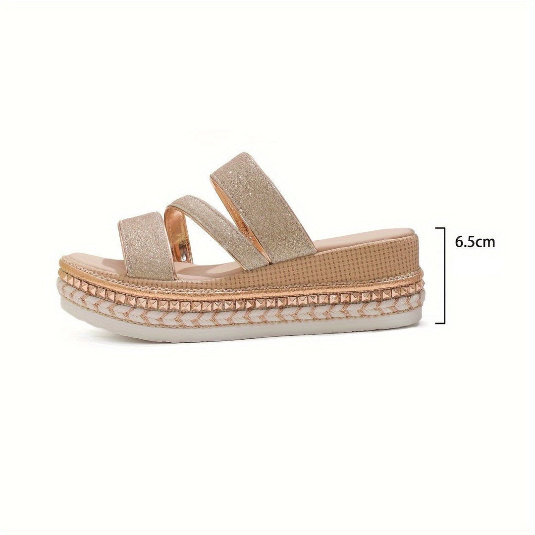 Sandali da donna crema con plateau scintillante. Fasce incrociate per un comfort estivo e uno stile alla moda.