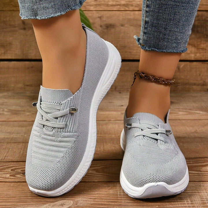 Calzature leggere grigie da donna, sneakers ortopediche con calzata regolabile e ammortizzazione superiore.